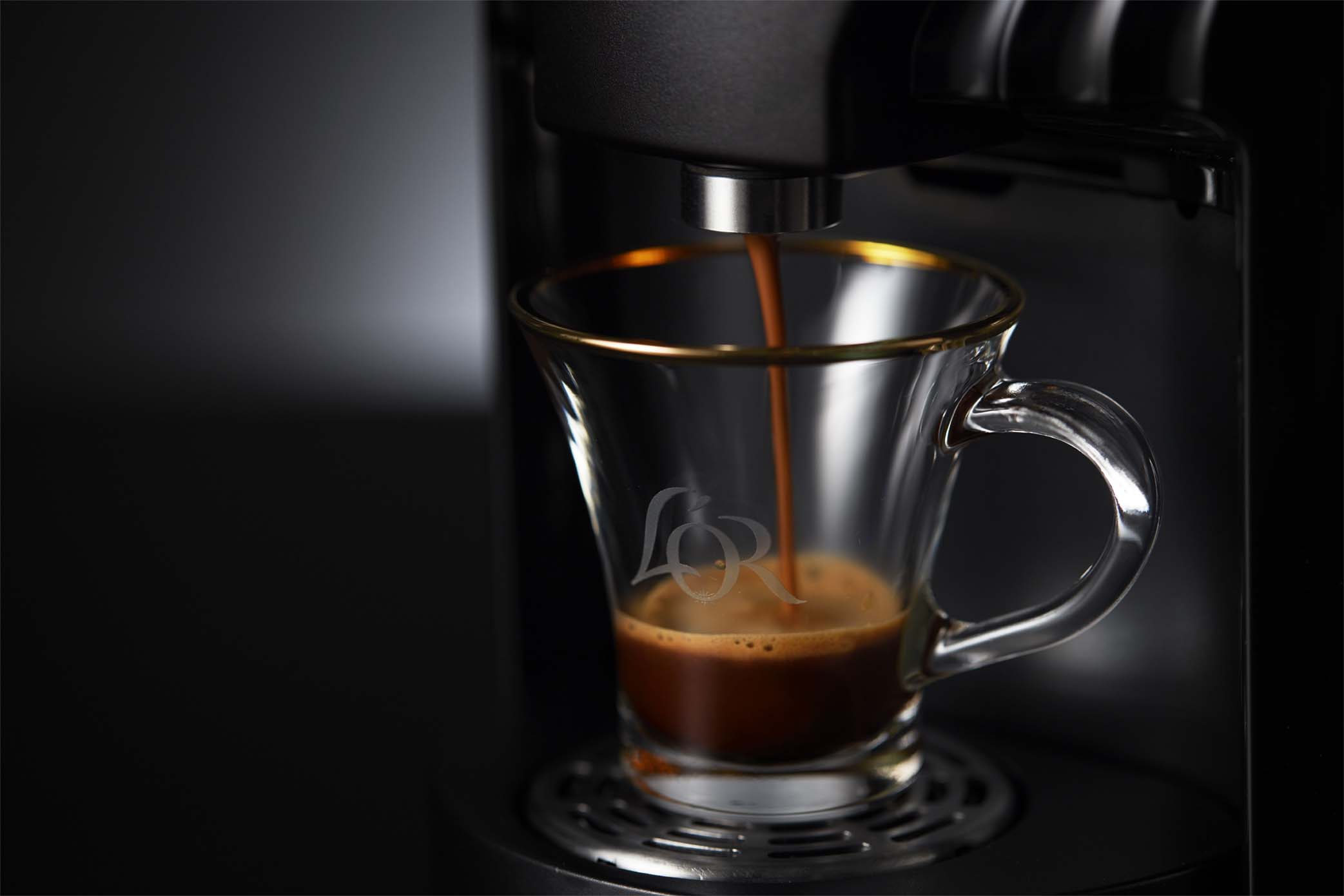 ES Lucente_Brewing Espresso close