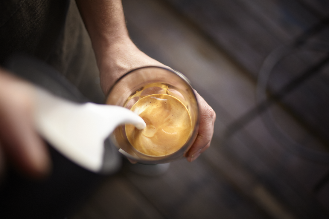 ES Latte art pouring